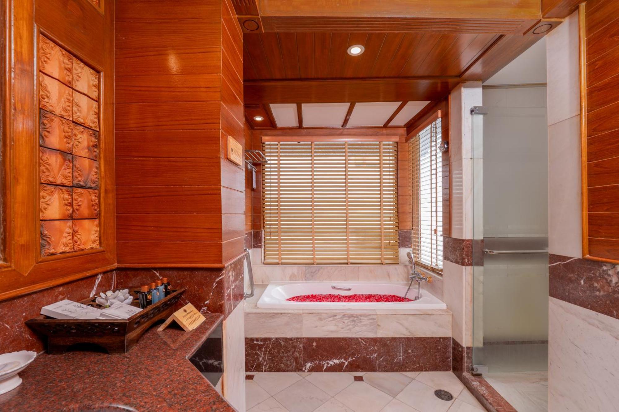 Resort Thavorn Village & Phuket 5*